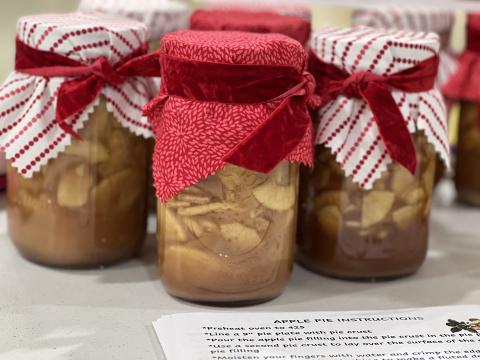 jars of apple pie filling